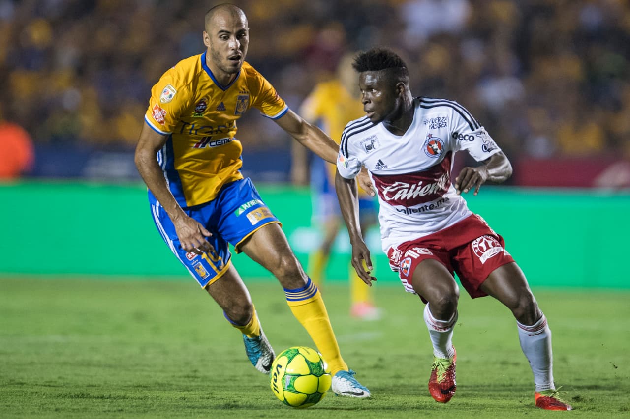 Avilés Hurtado, el mejor delantero de los Xolos, tuvo que salir de cambio con una aparente lesión en el músculo abductor.