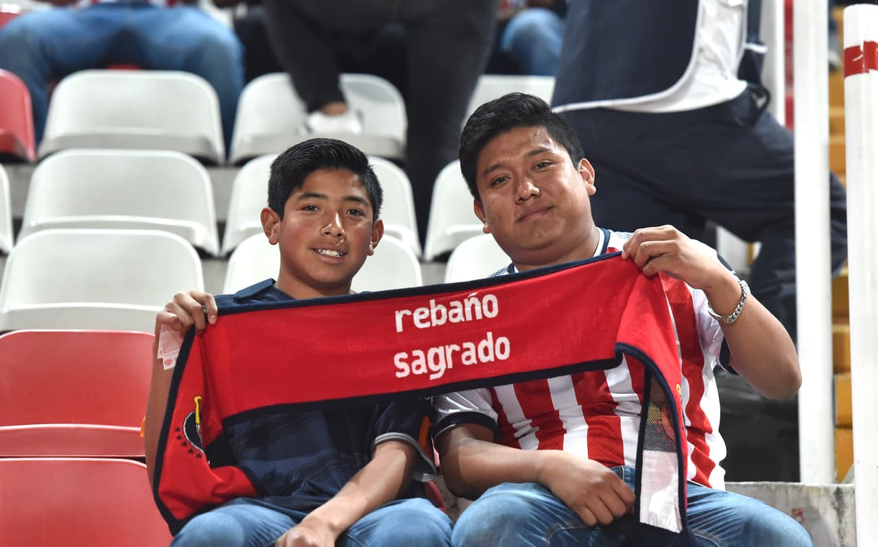 De todas las edades llegaron los fanáticos de Chivas para ver al equipo de sus amores.