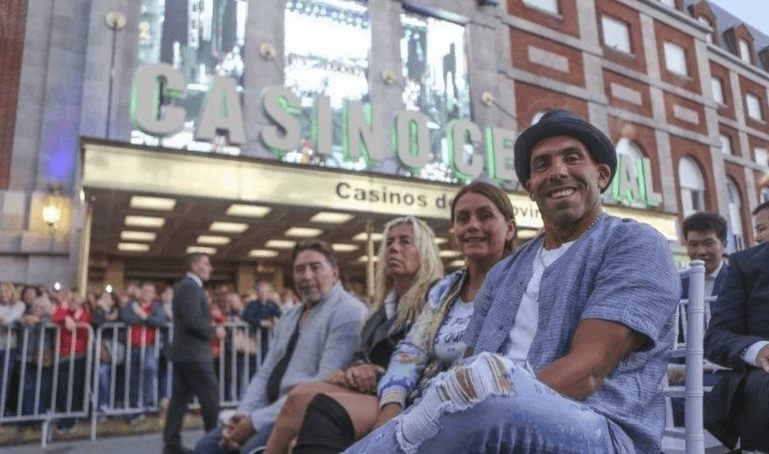 El atacante de Boca Juniors, Carlos Tévez, pasa los días de descanso con familiares y amigos en Mar del Plata.