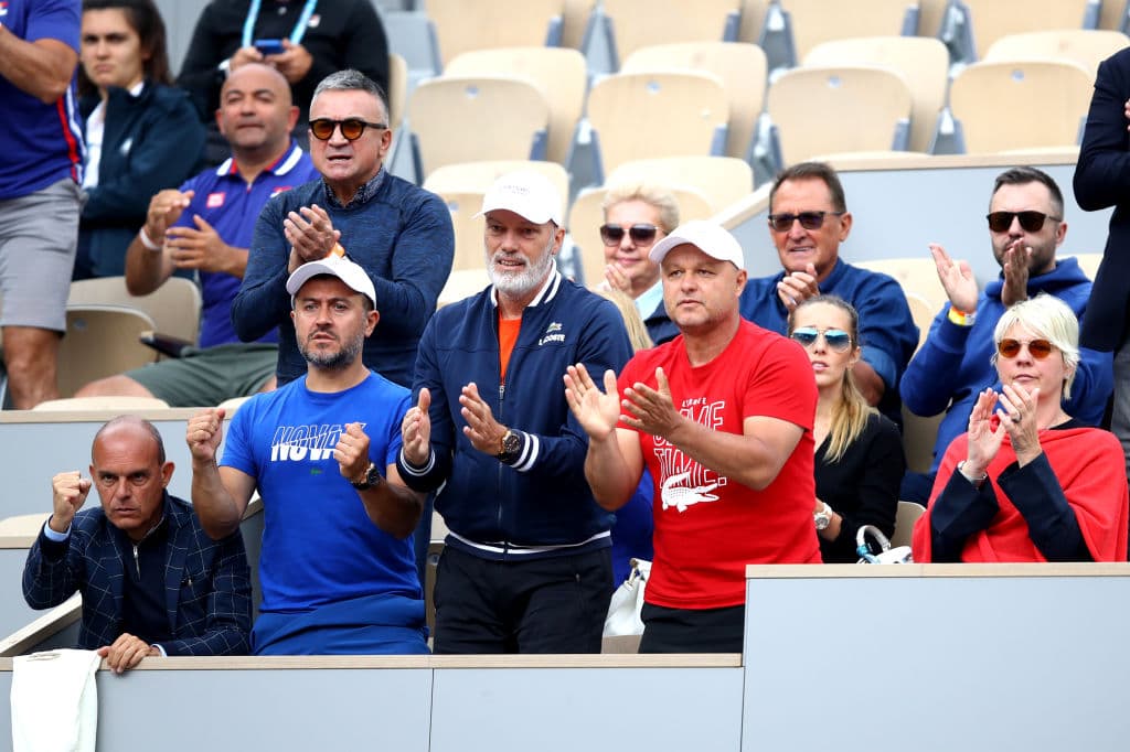 Los entrenadores y familia de Novak Djokovic celebraron cada punto del tenista número uno del mundo que por décima vez alcanzó los Cuartos de Final y busca su segundo título en tierra batida.