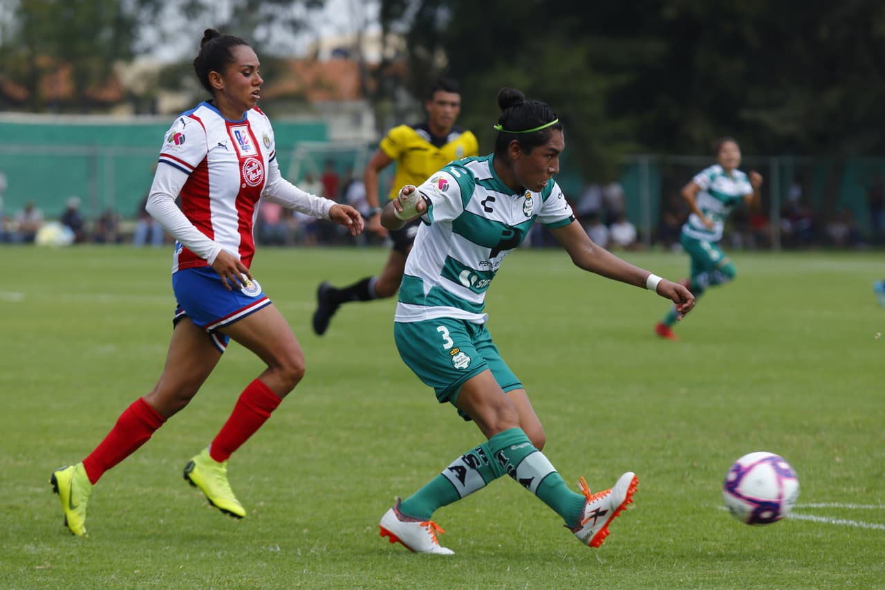 Con hat-trick de Estela Gómez, las de Torreón vencieron a las Chivas en Guadalajara 2-3; Dania Pérez y María Guadalupe Velázquez descontaron por las locales.