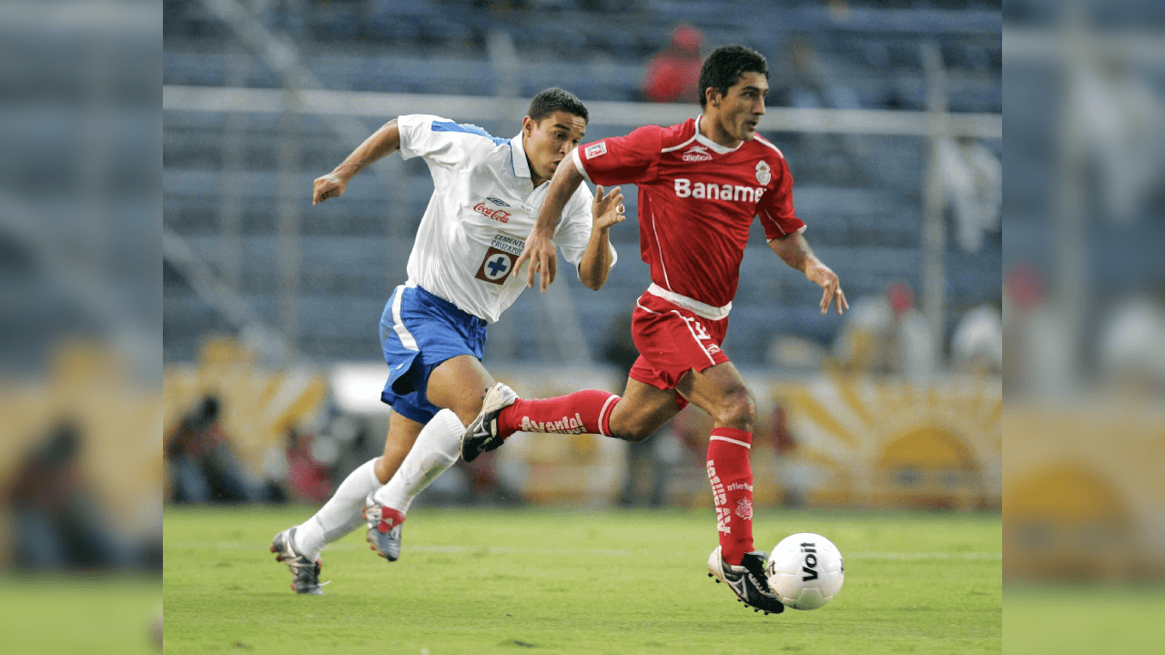 <b>2.- Visión exquisita</b>
<br>- Si algo tenía el pequeño, pero habilidoso jugador, era la capacidad de contar con una amplia visión del terreno de juego.
<br>- Siempre llevaba la cabeza levantada y así era como mayor peligro generaba.