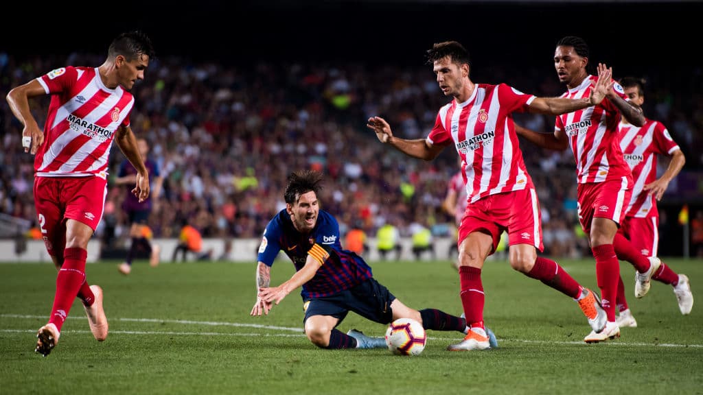 Lionel Messi en el suelo en una falta a favor del Barcelona, que terminó empatando 2-2 con el Girona en la quinta jornada de la Liga Española.