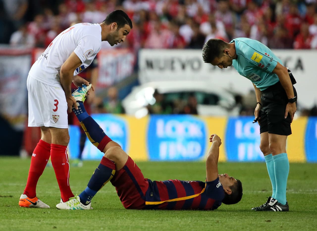 A los pocos segundos el delantero terminó por caer en el campo por el dolor en la zona femoral. Incluso un rival intentó asistirlo y al mismo tiempo Suárez le dijo que no le moviera la pierna.