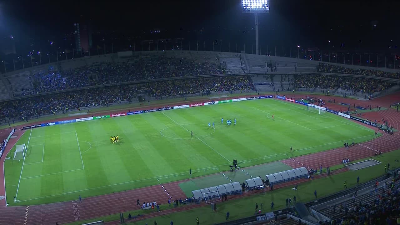 Arranca el partido y la pelota está en juego.