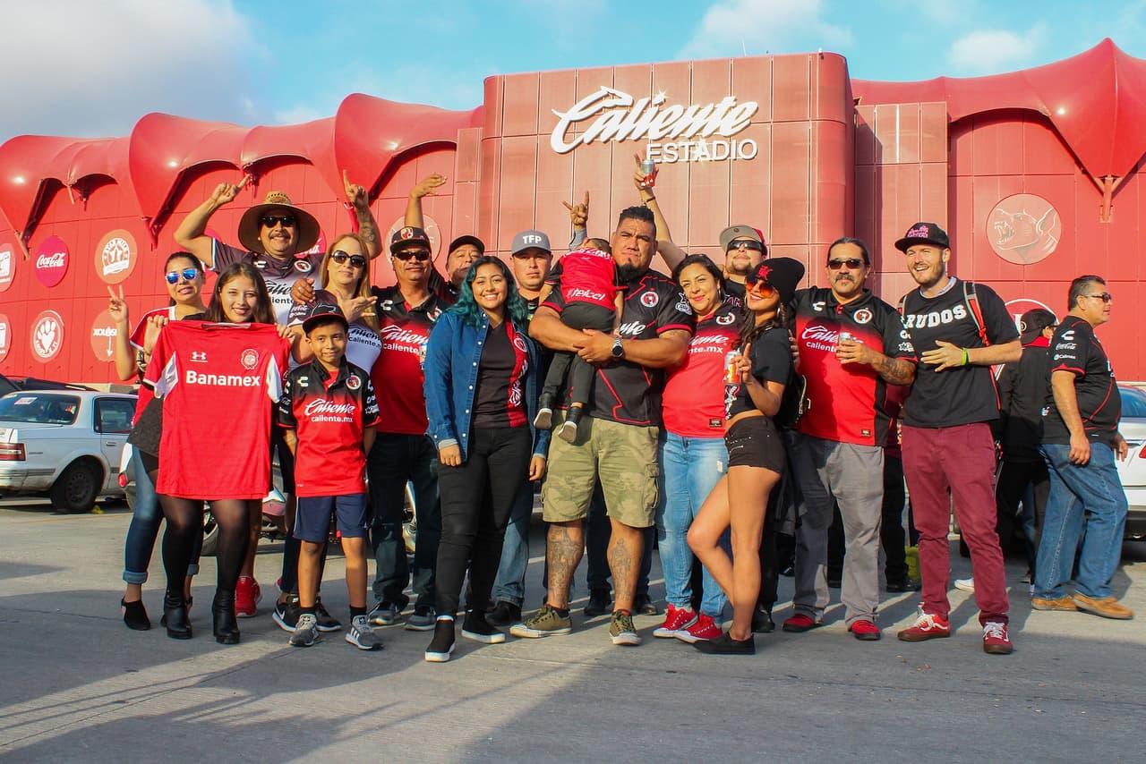 Entre amigos y familiares se vivió la previa de la semifinal entre Xolos y Toluca en el estadio Caliente, en donde la mayoría de aficionados que llegaron eran del equipo de la frontera.
