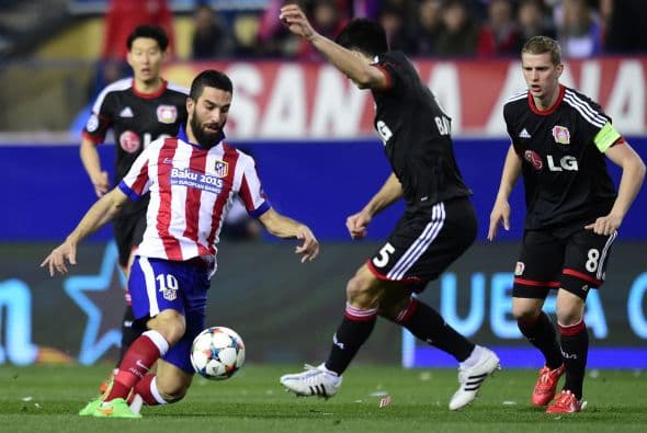 Las pocas llegadas de Atlético de Madrid y el Leverkusen acabaron en manos de los porteros y tapadas por los defensas.