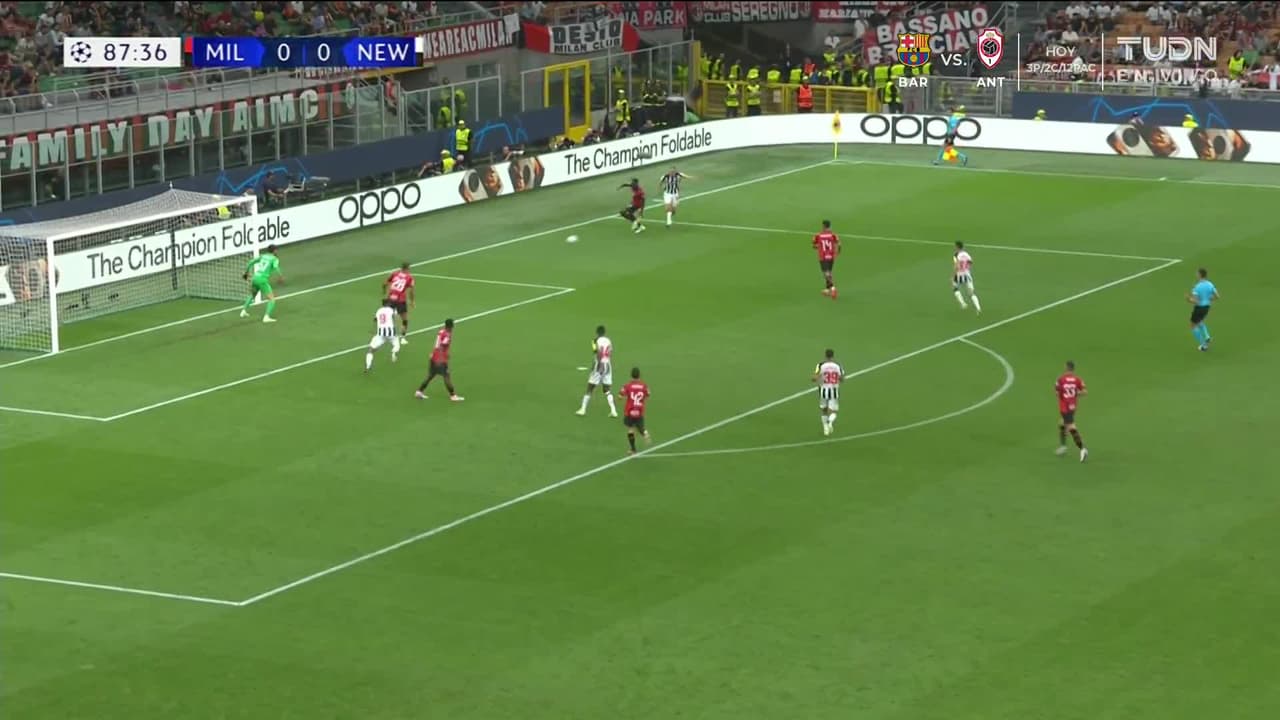 ¡TIRO ATAJADO! disparo por Olivier Giroud.