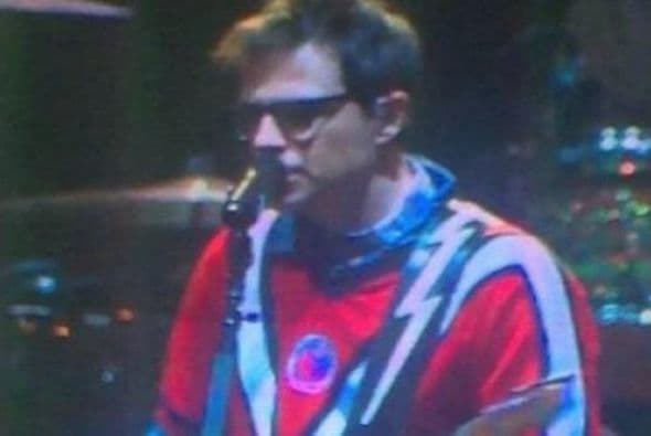 El vocalista de Weezer tiene historia con Veracruz pues estuvo viviendo en el puerto y fue acogido por una familia jarocha que lo apoyó y por ende su amor por los 'Tiburones'.. (Foto: Twitter)