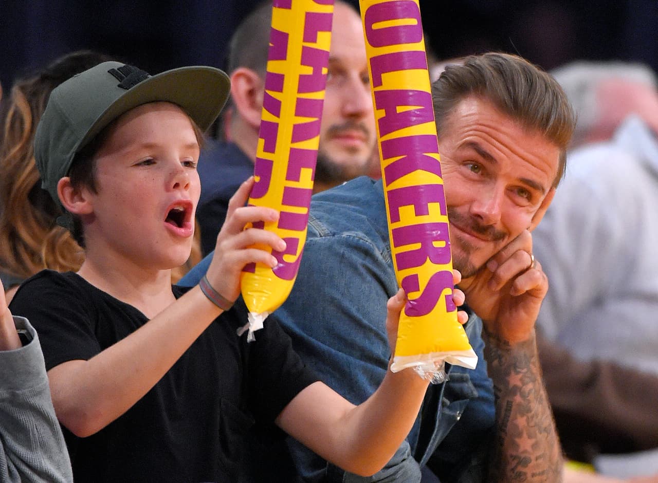 El inglés David Beckham aparece con su fanatismo por Los Angeles Lakers. La publicación advierte que el jugador nunca se le vio apoyando al equipo de básquetbol de Manchester y que su pasión por NBA parece más tener el interés de figurar ante los medios.