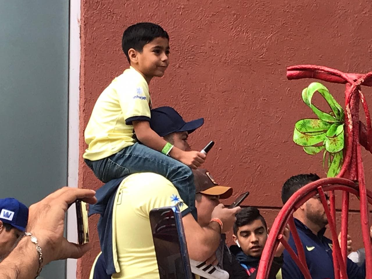 Decenas de americanistas se congregaron en el hotel para alentar al equipo previo a la final del futbol mexicano.