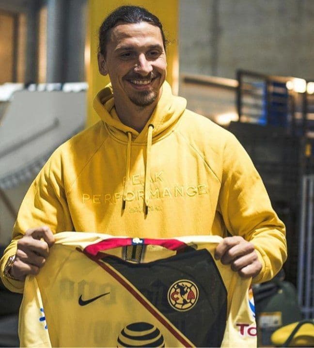 Zlatan Ibrahimovic posó con la playera del actual campeón del fútbol mexicano, las Águilas del América.