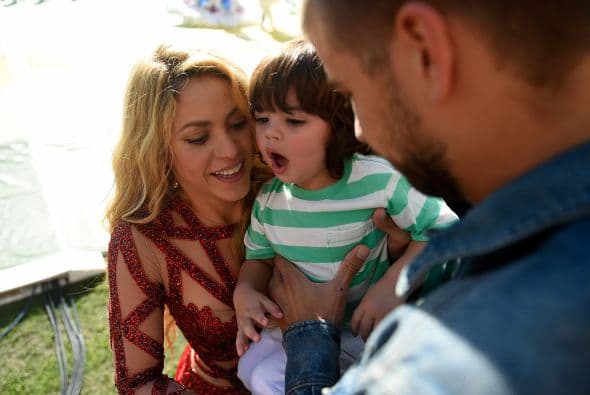 Dejando al nene con Piqué. Mira aquí los videos más chismosos.