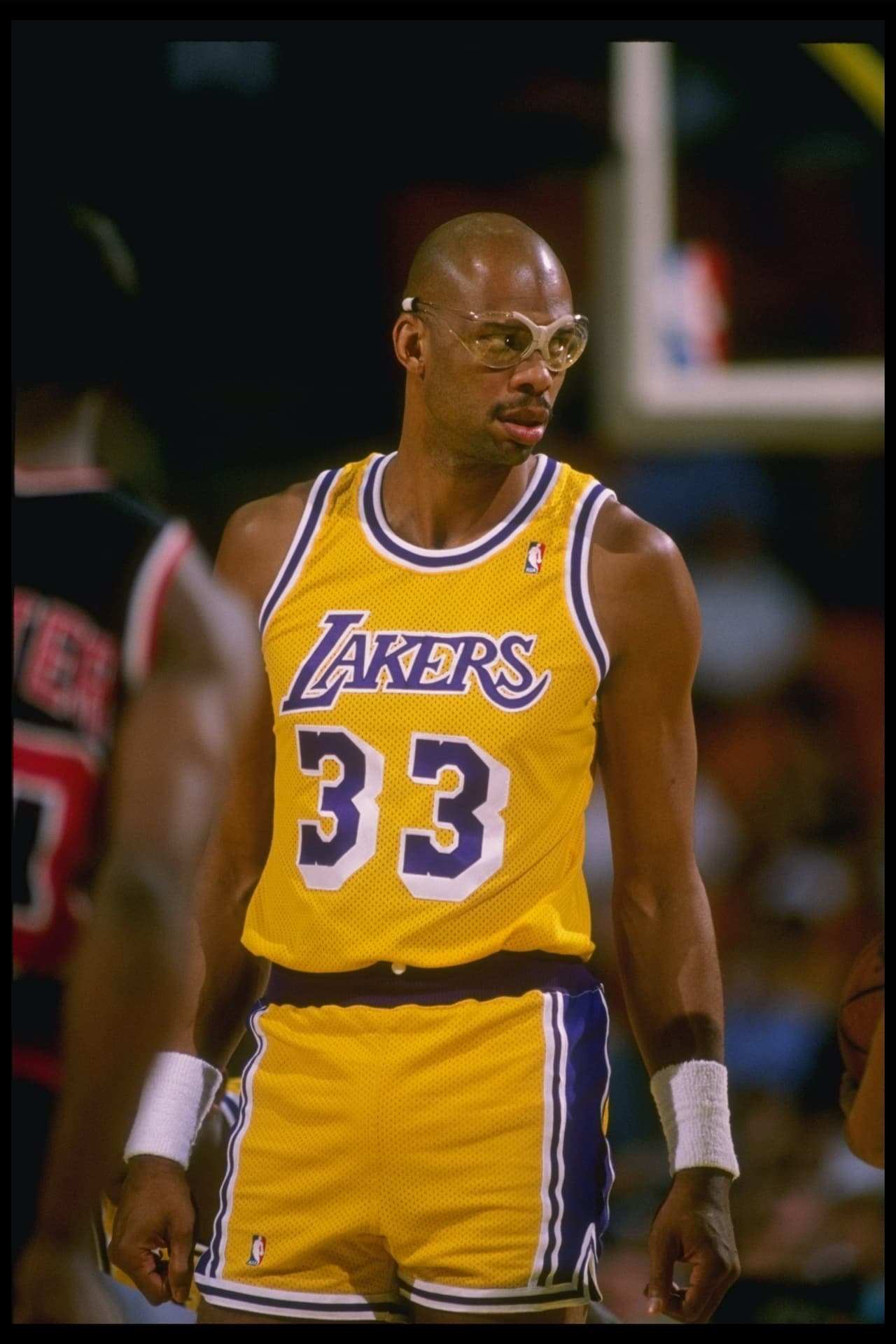 <b>#33 - Los Angeles Lakers: </b>en su paso por el equipo californiano Kareem Abdul-Jabbar llevó este número el cual fue retirado con los años del plantel. También los Milwaukee Bucks lo sacaron de uso.