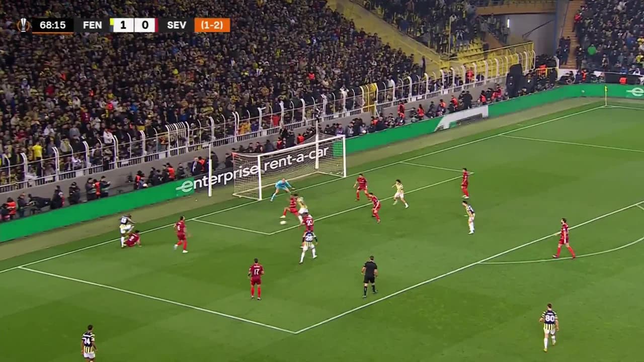 ¡TIRO ATAJADO! disparo por Enner Valencia.