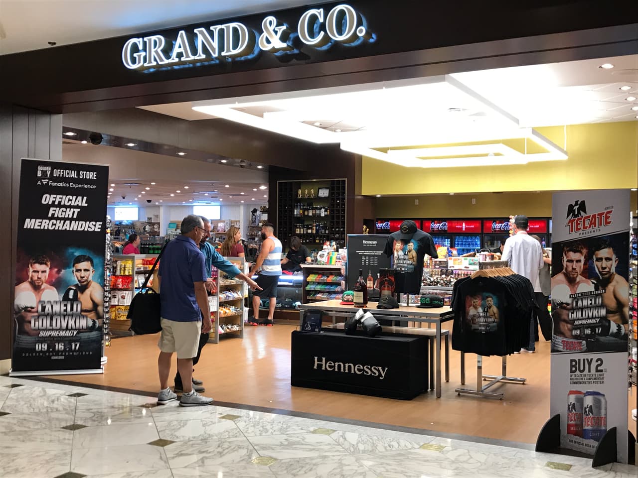 Las tiendas ya ofrecen los souvenirs del combate. Los precios van desde los 25 dólares por una playera hasta más de 80 por una gorra conmemorativa del evento.