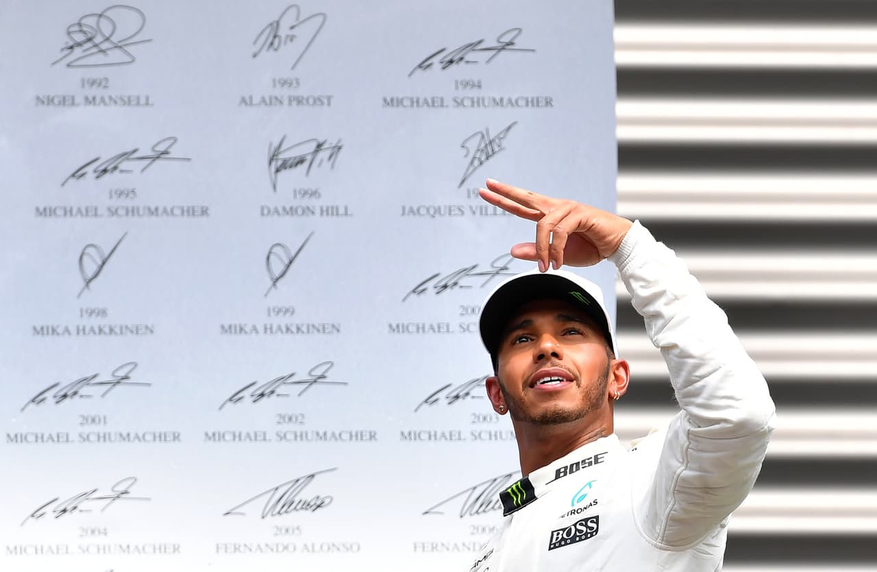 "Así que a todos los que tienen este sueño, crean en ustedes mismos y nunca lo abandonen", le dijo al público, desde el podio, Hamilton.