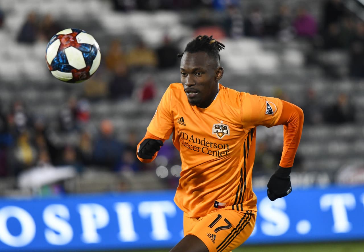 El hondureño Alberth Elis participó de los cuatro tantos con los que Houston Dynamo doblegó a domicilio por 4-1 a Colorado Rapids.