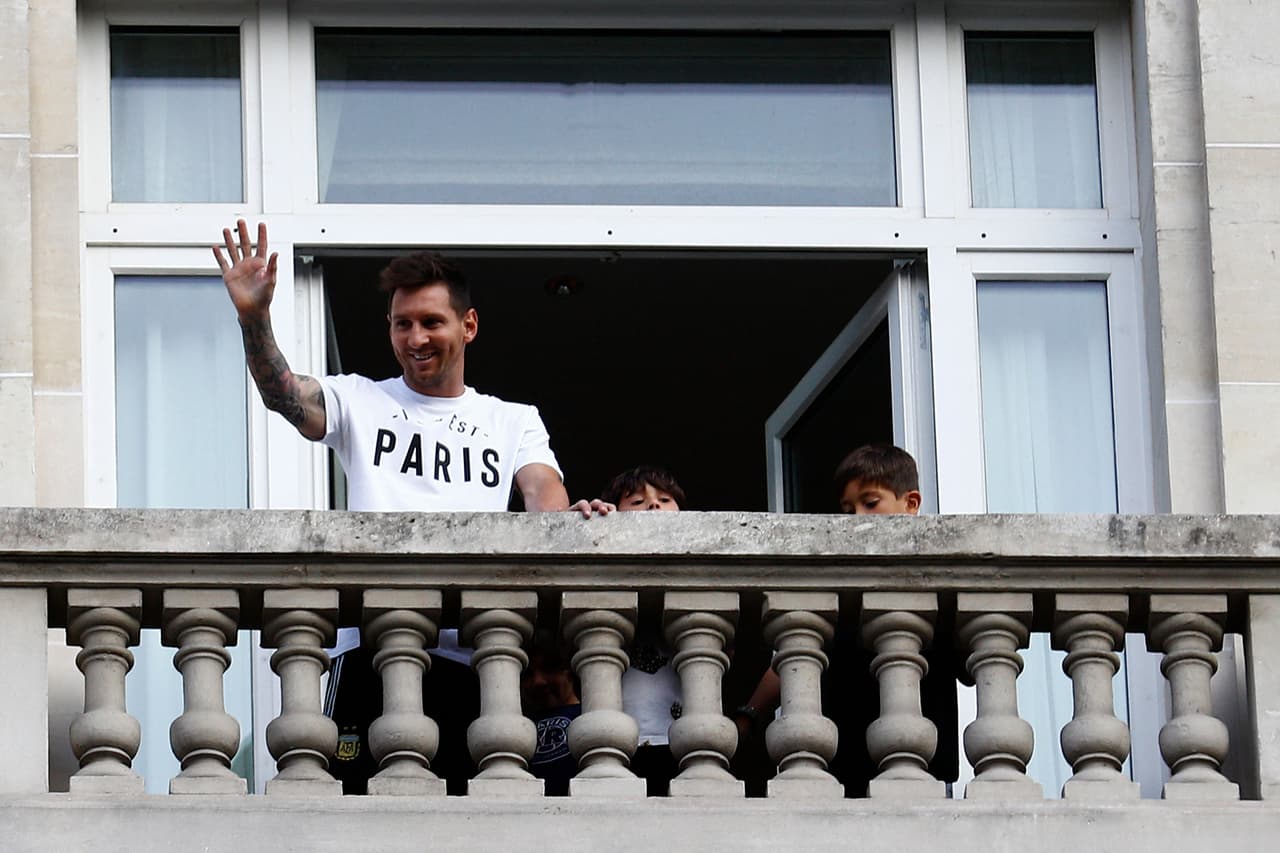 Acaba el día para Messi con ovaciones y saludos desde su balcón en París