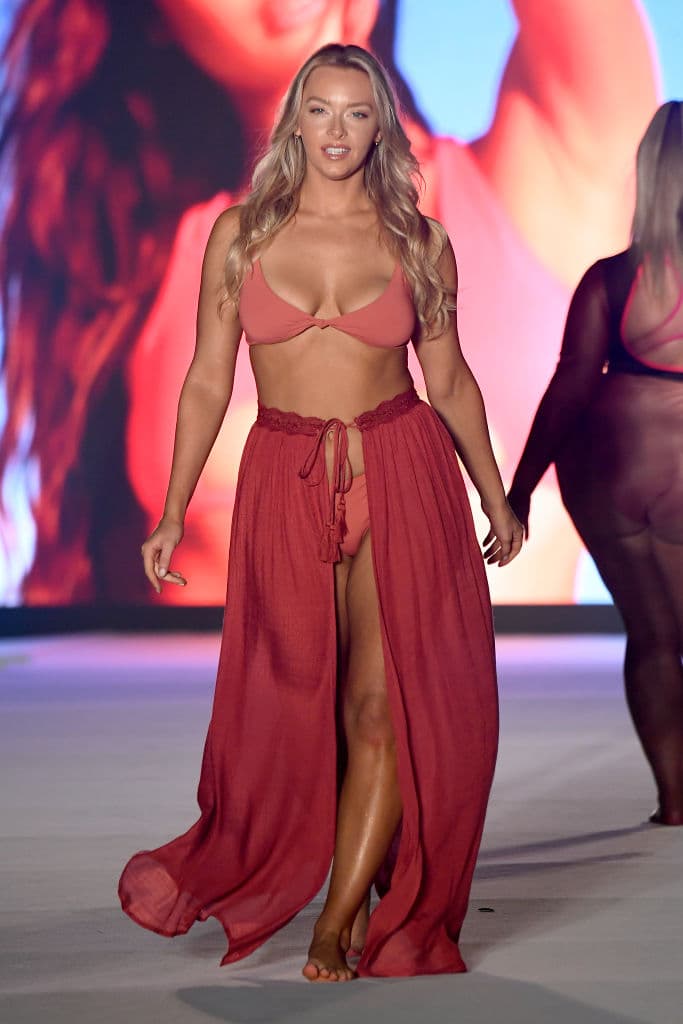 Fue de las animadoras más destacadas de los New England Patriots, donde conoció a su compañero de vida.