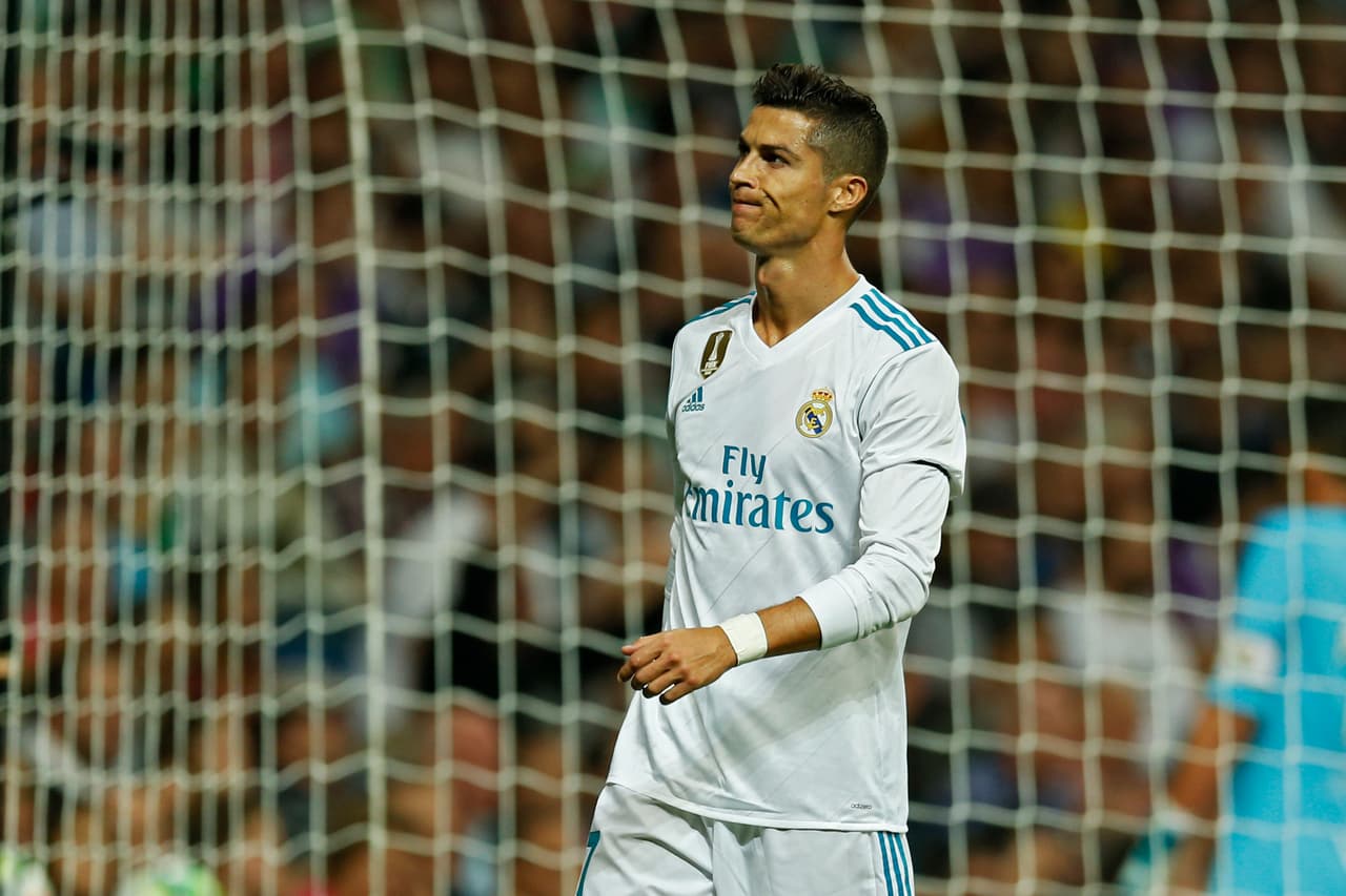 Real Madrid rindió un homenaje a las víctimas de terremoto de México, pero en lo deportivo vive una crisis a nivel local tras una derrota que lo deja en el séptimo lugar.