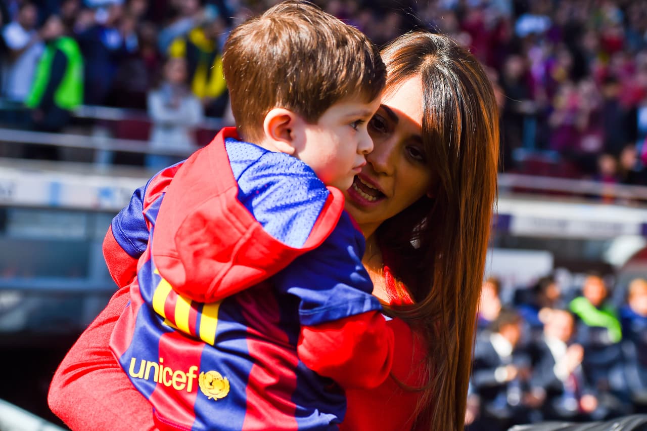 La familia Messi Roccuzzo se mostró muy unida con padres jóvenes y dispuestos para su pequeño, aún en relación de unión libre.