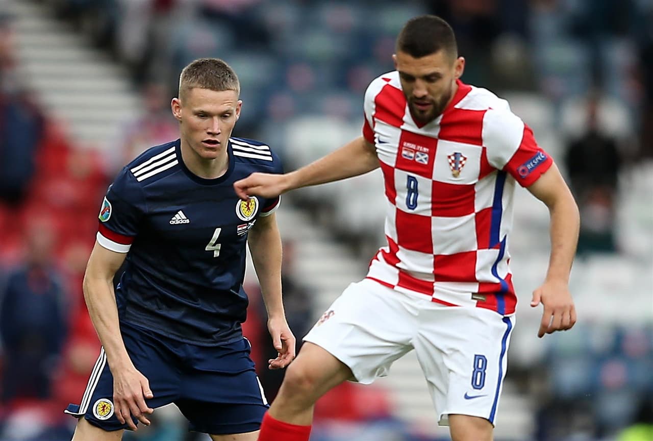 Con tres goles, Croacia derrota a Escocia con marcador 3-1 en la fase de grupos de la Euro 2020. Nikola Vlasic lideraba el encuentro, pero el escocés Callum McGregor le daba esperanza a su equipo, sin embargo Luka Modric e Ivan Perisic confirmaron la victoria de la escuadra croata y su calificación a Octavos de Final.