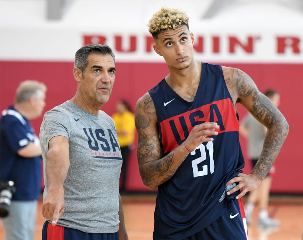 El entrenador asistente Jay Wright, coach de los Wildcats de Villanova en la NCAA, conversando con el joven Kyle Kuzma, miembro de los LA Lakers.