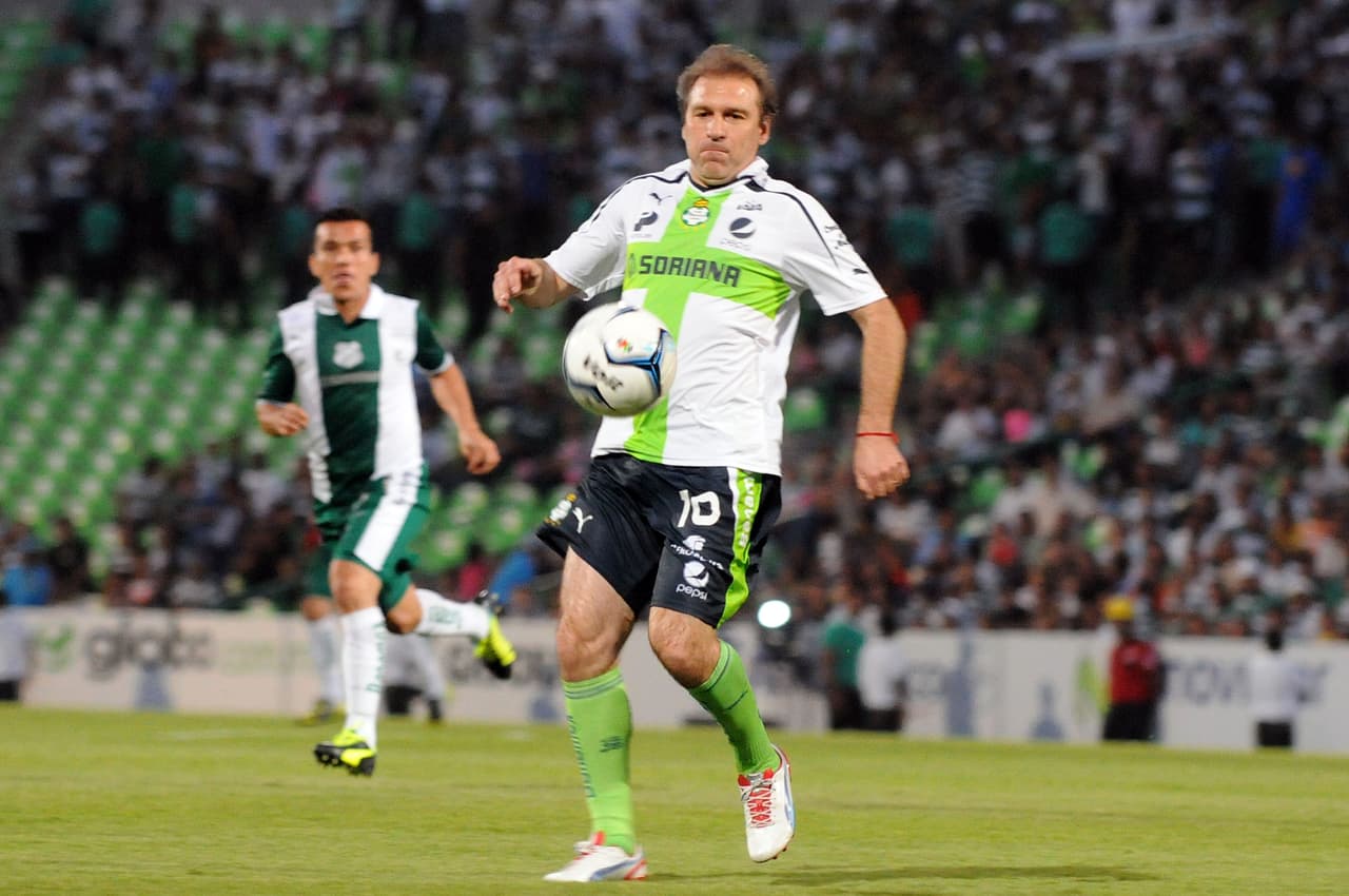 Héctor Adomaitis se retiró en Santiago Morning de Chile en 2003 y suele jugar en México partidos de leyendas. 'El Ruso' fue asistente técnico en Santos Laguna entre 2011 y 2012.