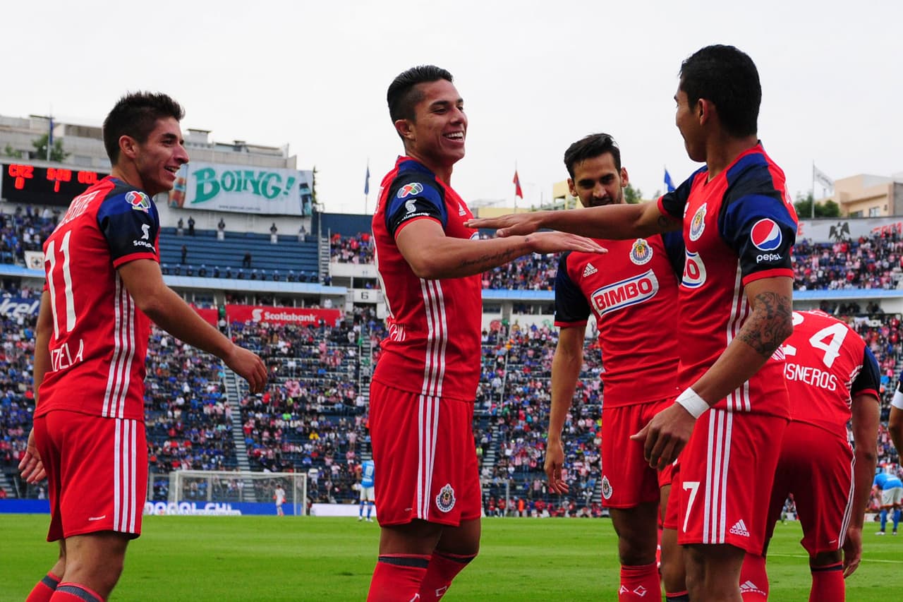 Chivas durante el juego ante Cruz Azul