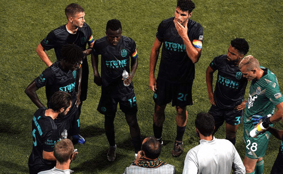 Equipo de Landon Donovan se retiró del juego por discriminación