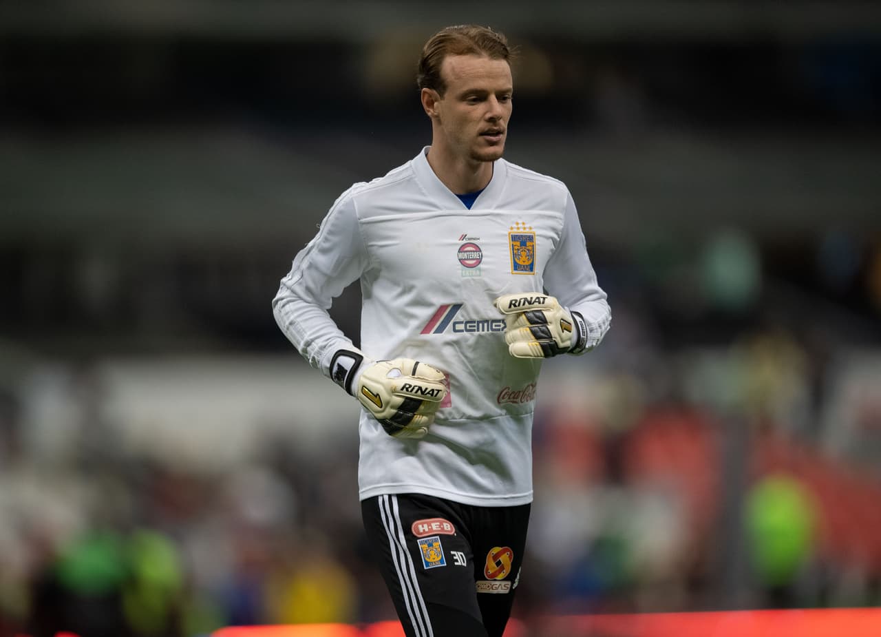 Portero concentrado, sabe que su debut es en grande, en la fiesta grande del futbol mexicano, en el estadio que vio a Maradona levantar la Copa del Mundo.