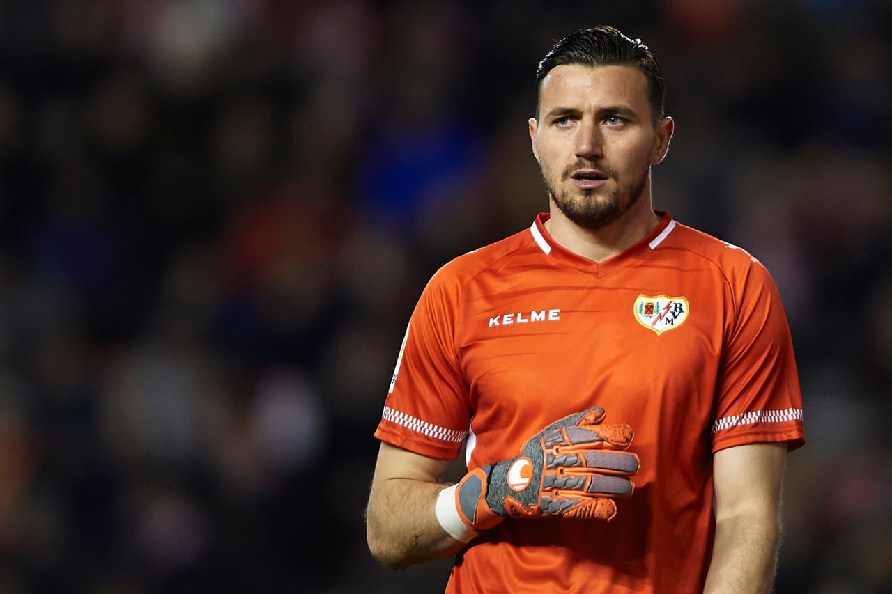 El arquero Stole Dimitrievski se convirtió en la figura, mucho más por la reacción de Rayo Vallecano.