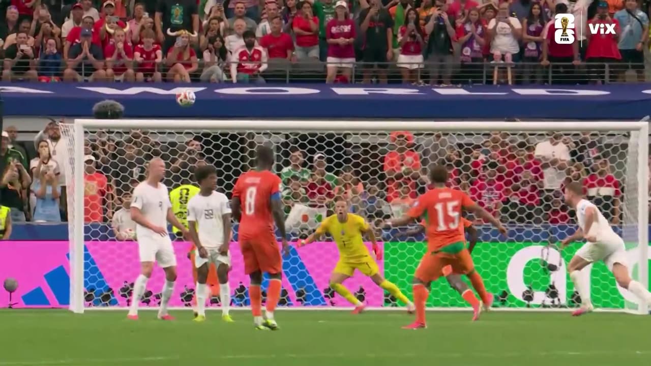 ¡Nyland se viste de héroe! Le niega un golazo a Amad Diallo