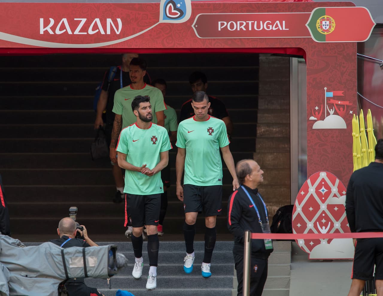 Poco a poco fueron entrando las figuras portuguesas al recinto deportivo.