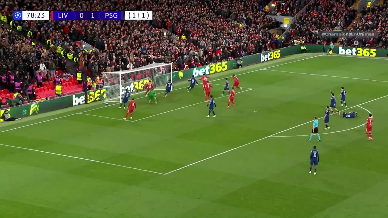 ¡CERCA! Jarell Quansah disparó que se estrella en el poste.