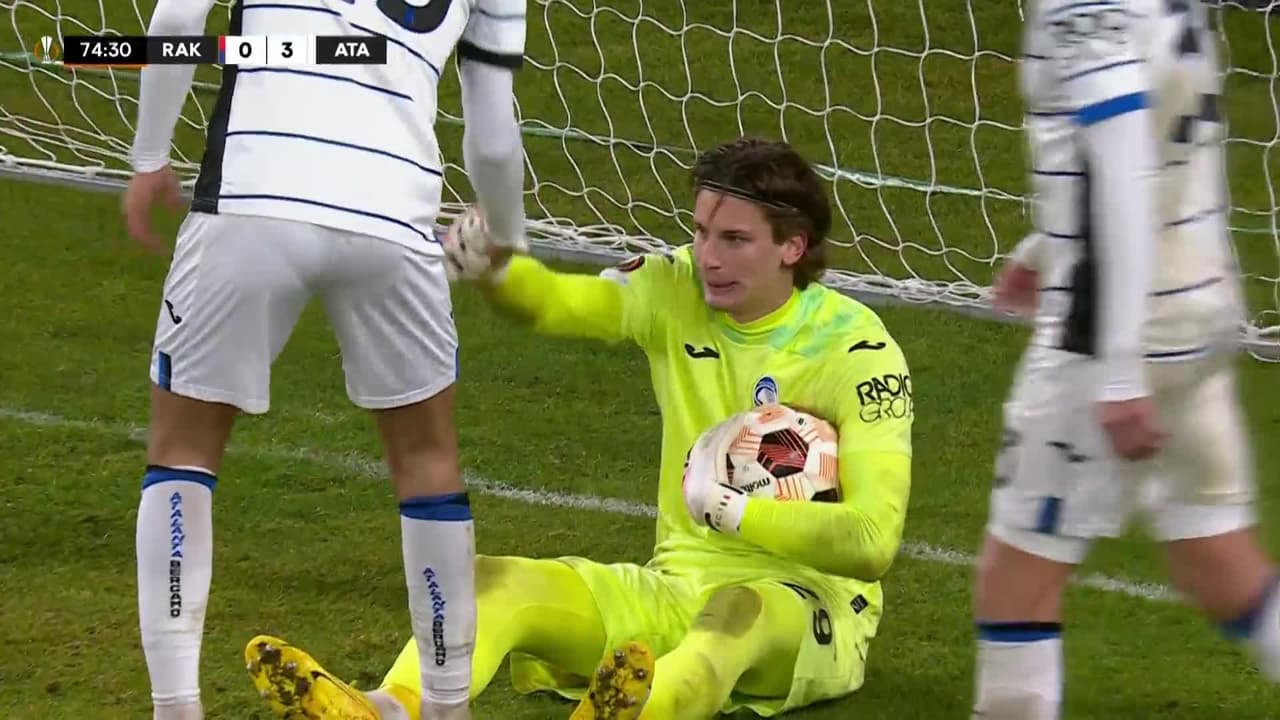 ¡TIRO ATAJADO! disparo por Lukasz Zwolinski.