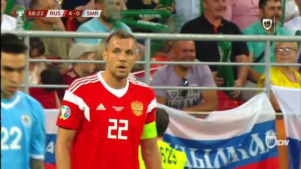 Tiro desviado de Mario Fernandes