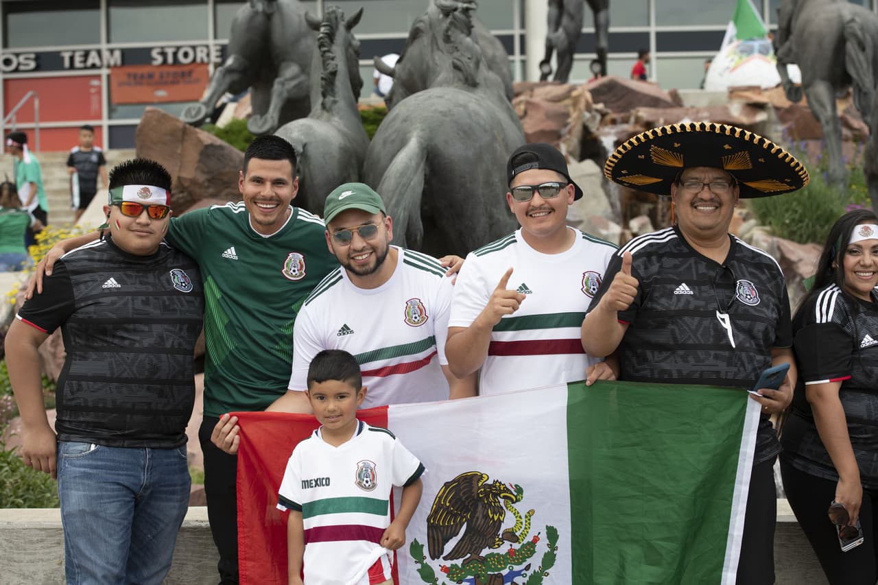 La afición mexicana llegó desde temprano para apoyar a la Selección Mexicana en su partido por la Copa Oro ante Canadá en Broncos Stadium en Denver. Como siempre, los seguidores del Tricolor le ponen un sabor especial a los partidos con su colorido, sus pancartas y las ocurrencias en la tribuna.