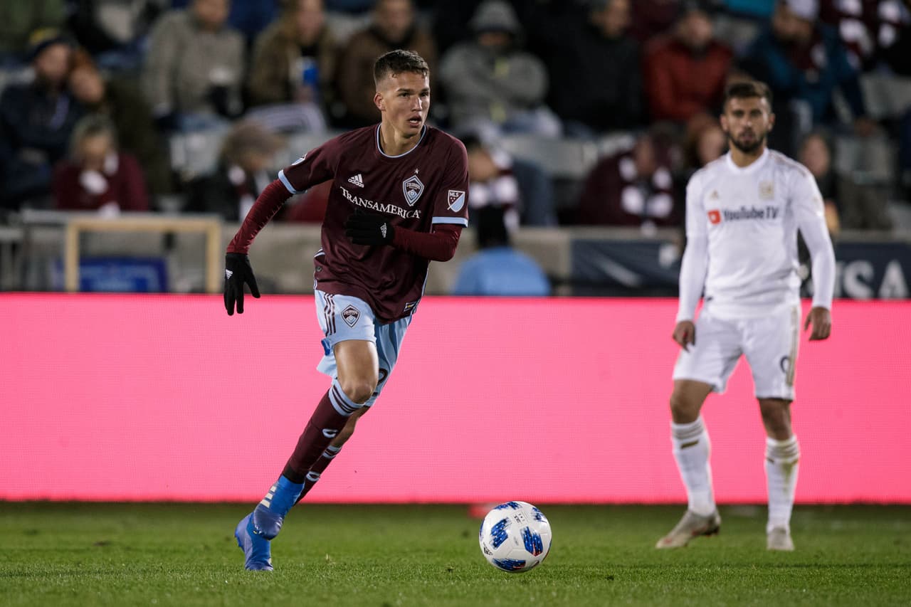 Colorado Rapids le pegó a FC Dallas, en un muy sorpresivo resultado. Todo marchaba de acuerdo a los pronósticos hasta el minuto 80, cuando apareció Cole Bassett para empatar los cartones y con ello impulsar la eventual voltereta a favor del cuadro de las Montañas Rocosas.