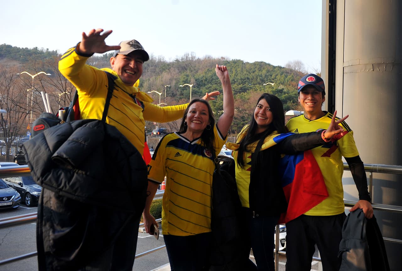 En Seúl, la selección Colombia cayó por 2-1 con la de Corea del Sur en el campo. Sin embargo, en los alrededores del Estadio Copa del Mundo y en sus tribunas la fiesta fue solo una entre los fanáticos de ambos países.