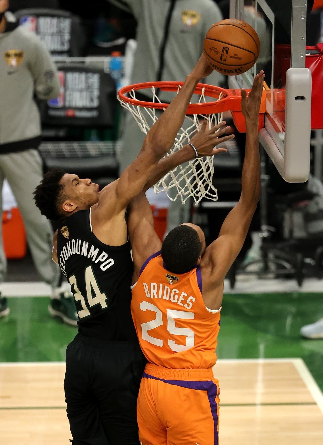 Giannis no tardó en demostrar el ímpetu hacia su primer anillo de la NBA y en toda la primera mitad fue un dolor de cabeza a la defensiva o ofensiva.