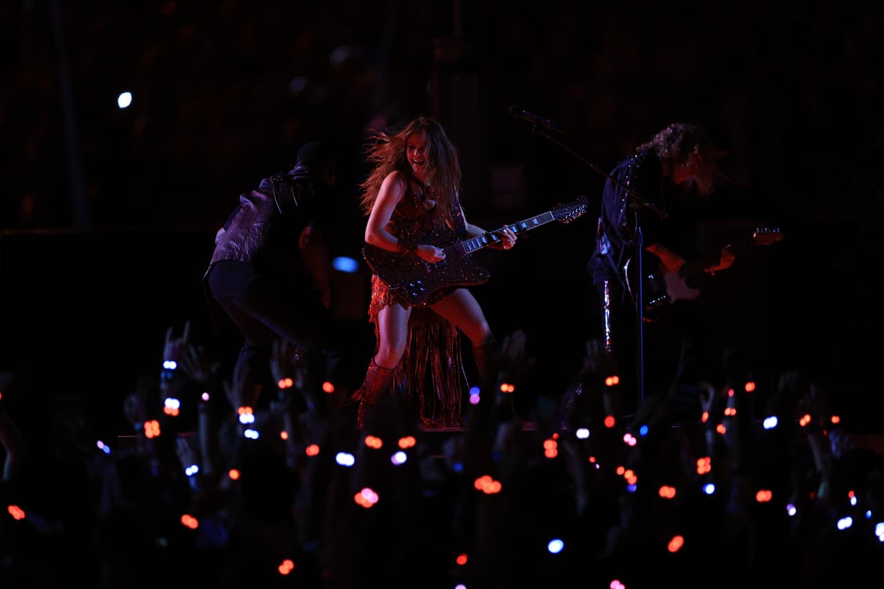 Tocó la guitarra como parte de
<b>sus primeros 6 minutos</b> sobre el escenario.