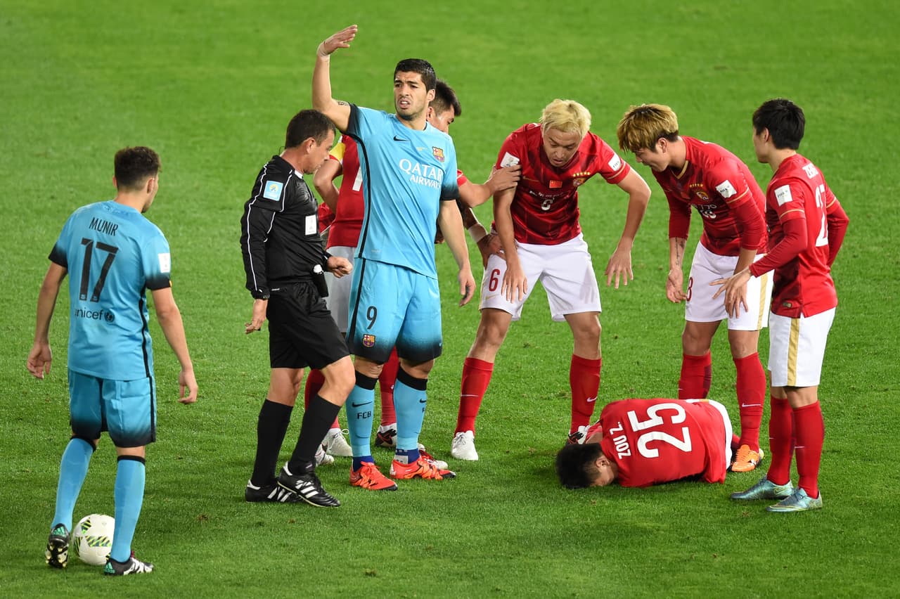 Espeluznante lesión en el Barcelona vs. Guangzhou
