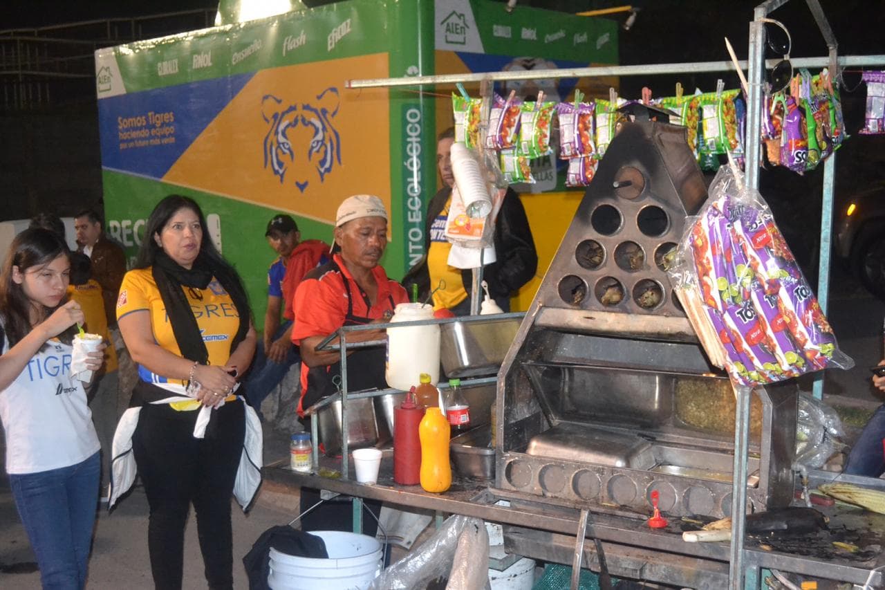 Llega la noche en Monterrey y el el Estadio Universitario se prepara para albergar otra final femenil entre Tigres y Monterrey.