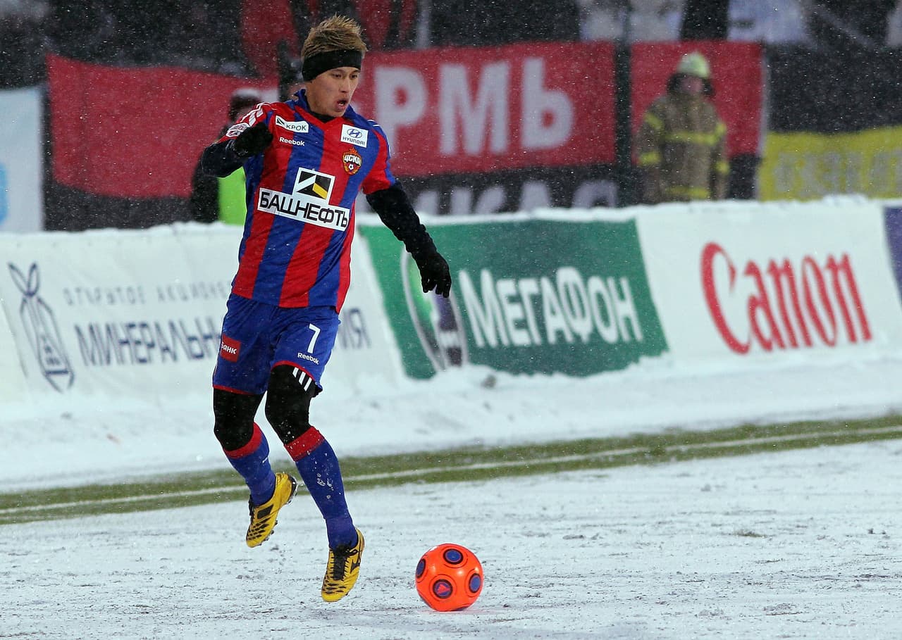 Jugó en el balompié holandés, en el ruso y en el italiano.