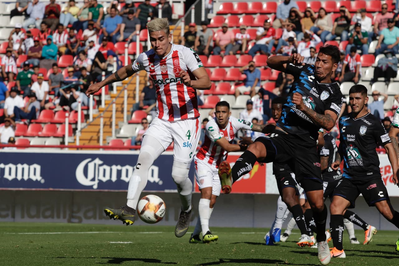 Necaxa desaprovecha la condición de local y empata en un juego intenso ante Pachuca. Ambos están encaminados hacia la lucha por el título.