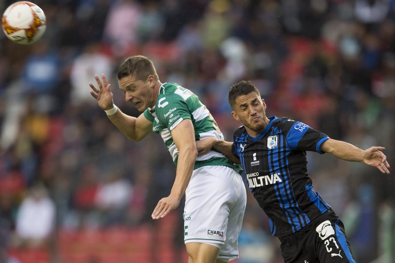 Con su juego aéreo, Santos Laguna buscó marcar la diferencia, pero el Querétaro fue aplicado en marca buscando evitar más complicaciones.