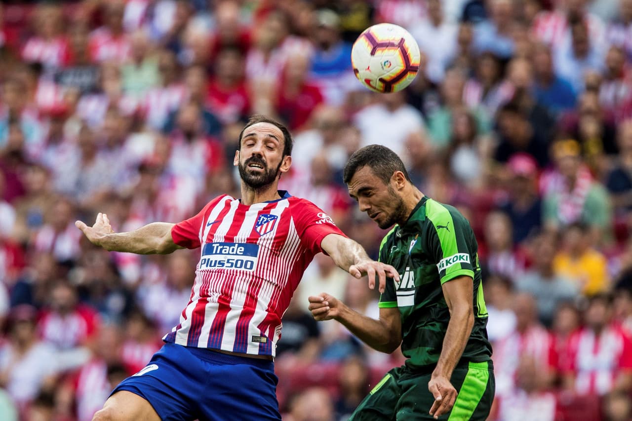 Los locales contaron de nuevo con Juanfran, quien se recuperó de una lesión y ocupó la banda derecha mientras que el colombiano Santiago Arias atraviesa la rehabilitación de una fractura costal.