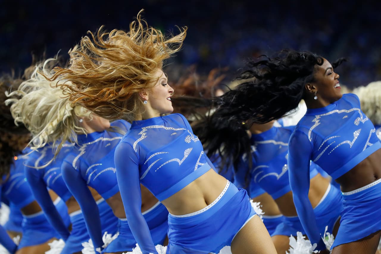 Las animadoras de los equipos de la NFL le dieron ese ingrediente extra al espectáculo y la fiesta del fútbol americano estadounidense, incluso, sin temer al clima en algunos casos.